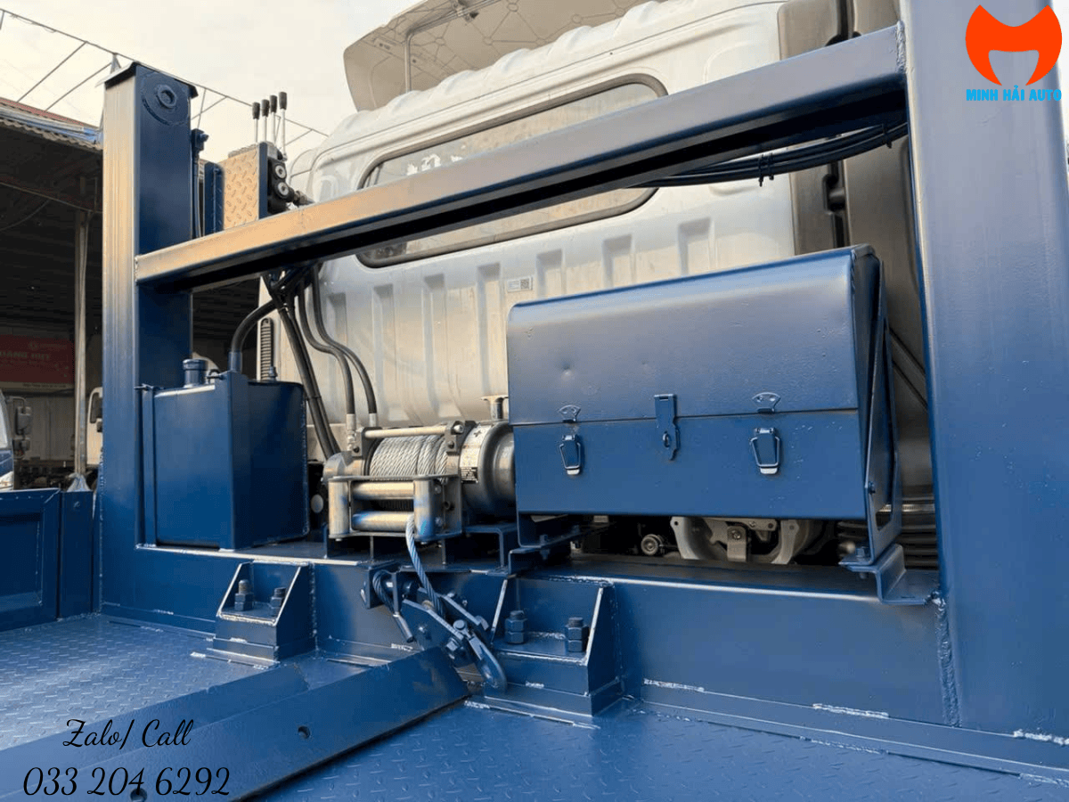 Cận cảnh cơ cấu tời kéo chuyên dụng của xe phooc nâng đầu Dongfeng D8.