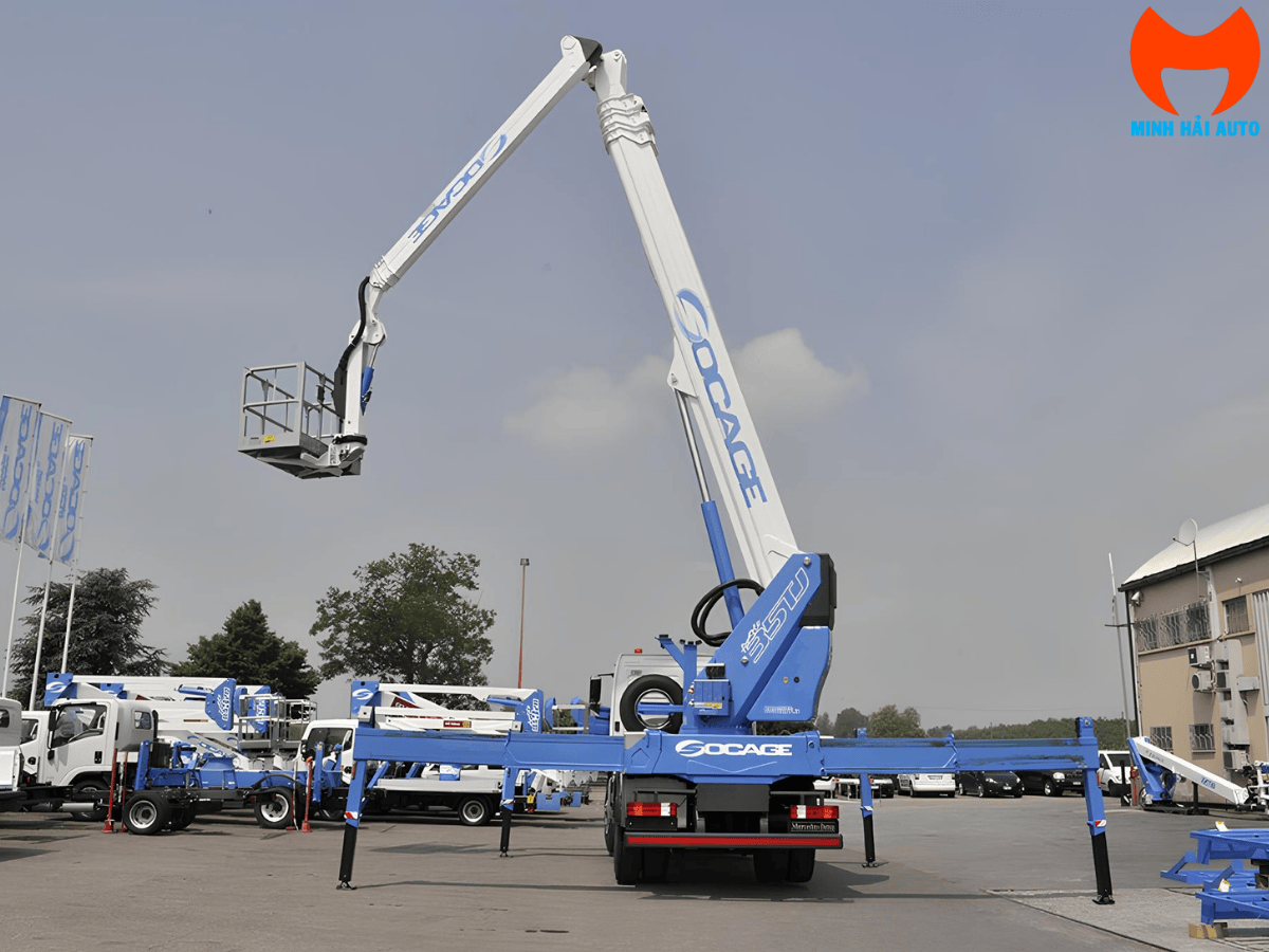 Cận cảnh giỏ công tác bằng nhôm của xe nâng người 35m, thể hiện bảng điều khiển và không gian cho 2-3 người làm việc.