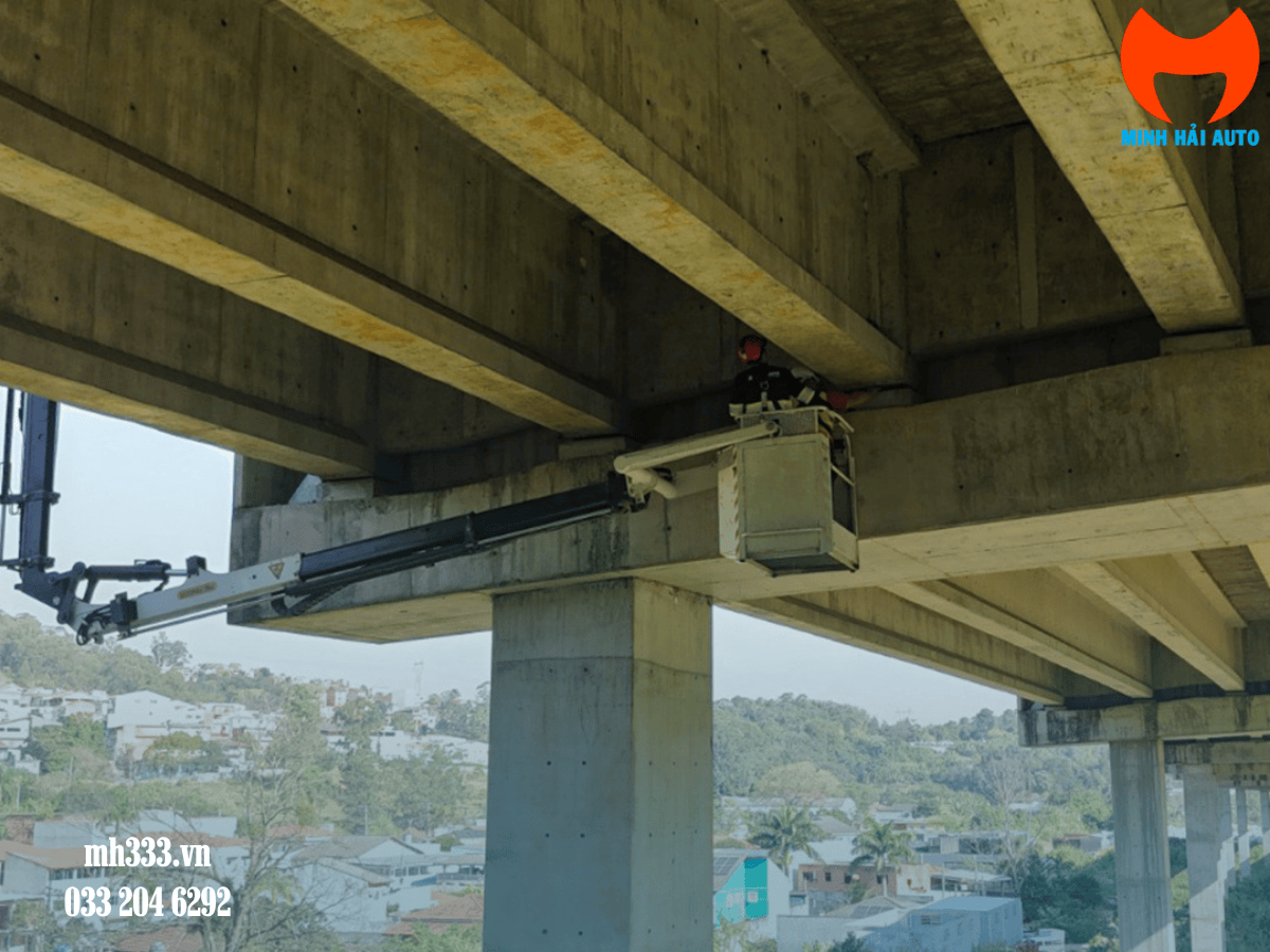 Cận cảnh giỏ nâng của xe kiểm tra cầu PK 19001 với các kỹ sư đang sử dụng thiết bị chuyên dụng để đánh giá kết cấu cầu.