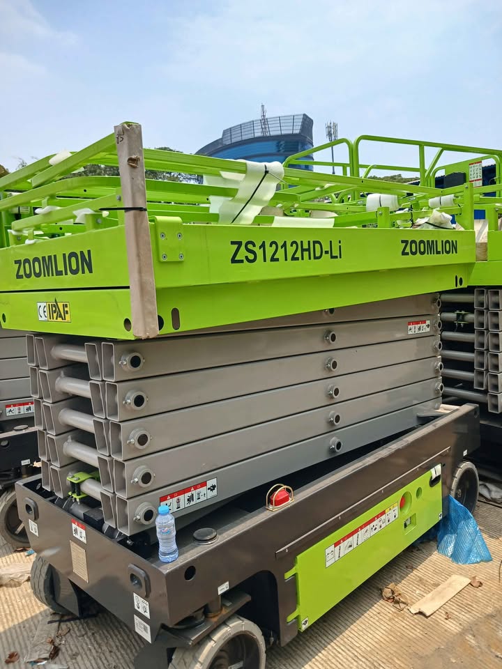 Cận cảnh giỏ nâng của xe nâng người cắt kéo Zoomlion với bảng điều khiển hiện đại, đảm bảo an toàn cho người sử dụng.