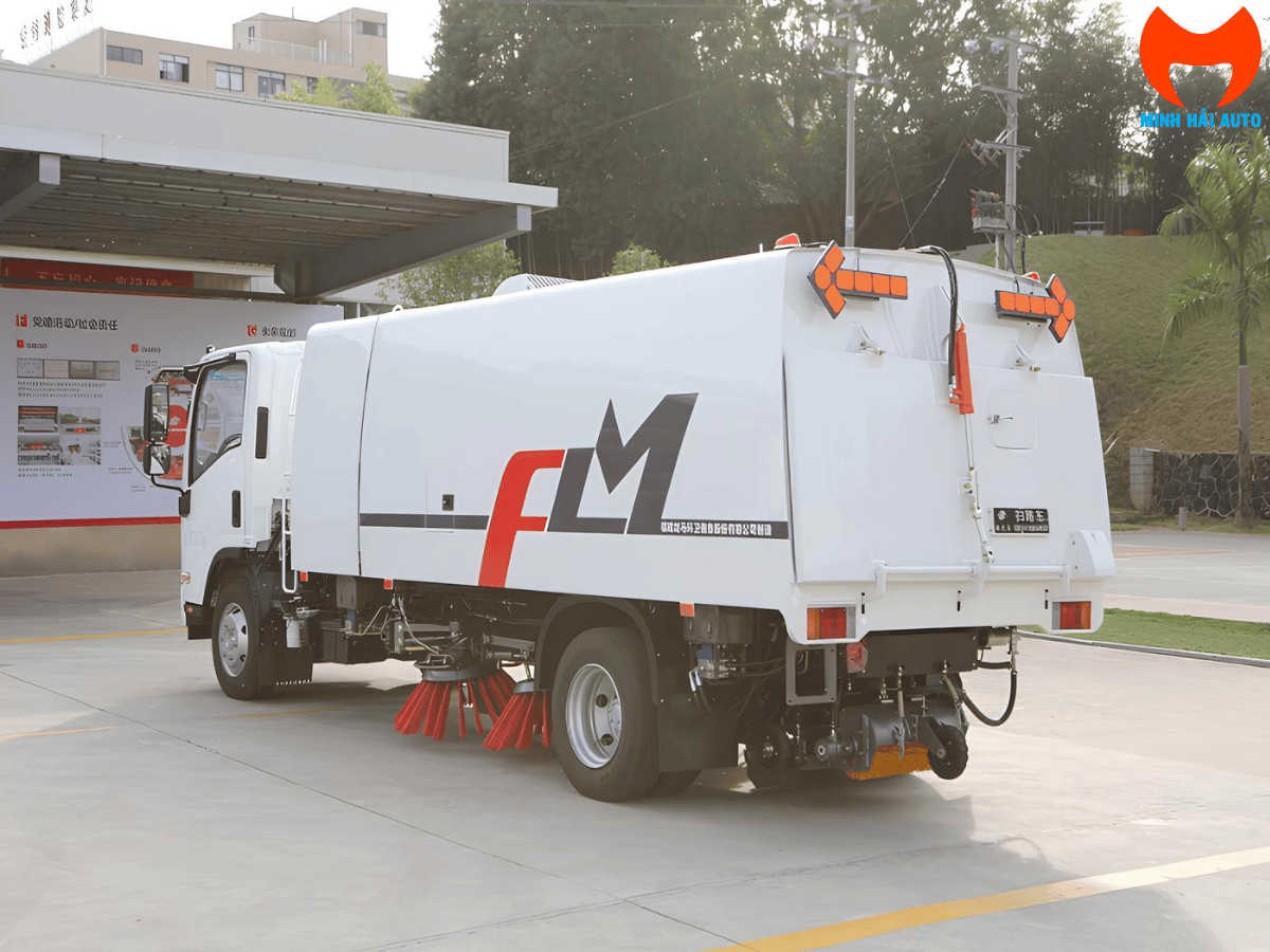 Cận cảnh hệ thống 4 chổi quét và vòi hút công suất lớn của xe Fulongma FLM5110TSLQL6.