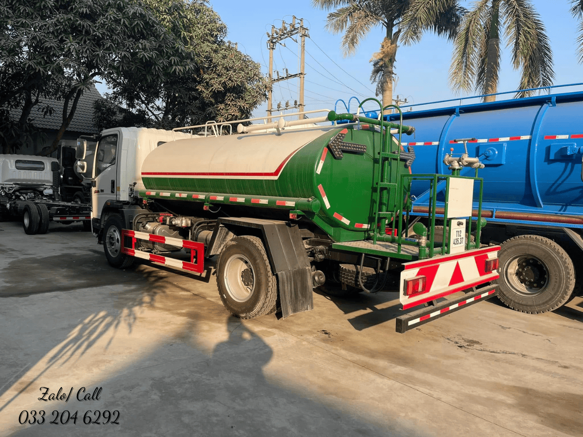 Cận cảnh hệ thống bép phun và vòi xoay 360 độ của xe téc Howo phun nước 9 khối.