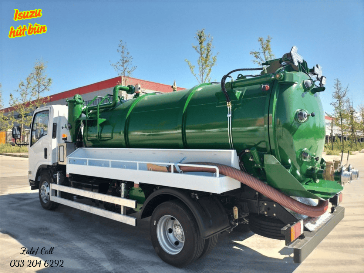 Cận cảnh hệ thống bơm chân không công suất 18KW trên xe hút bể phốt Isuzu 6m3, cho thấy sự chắc chắn và hiệu quả.