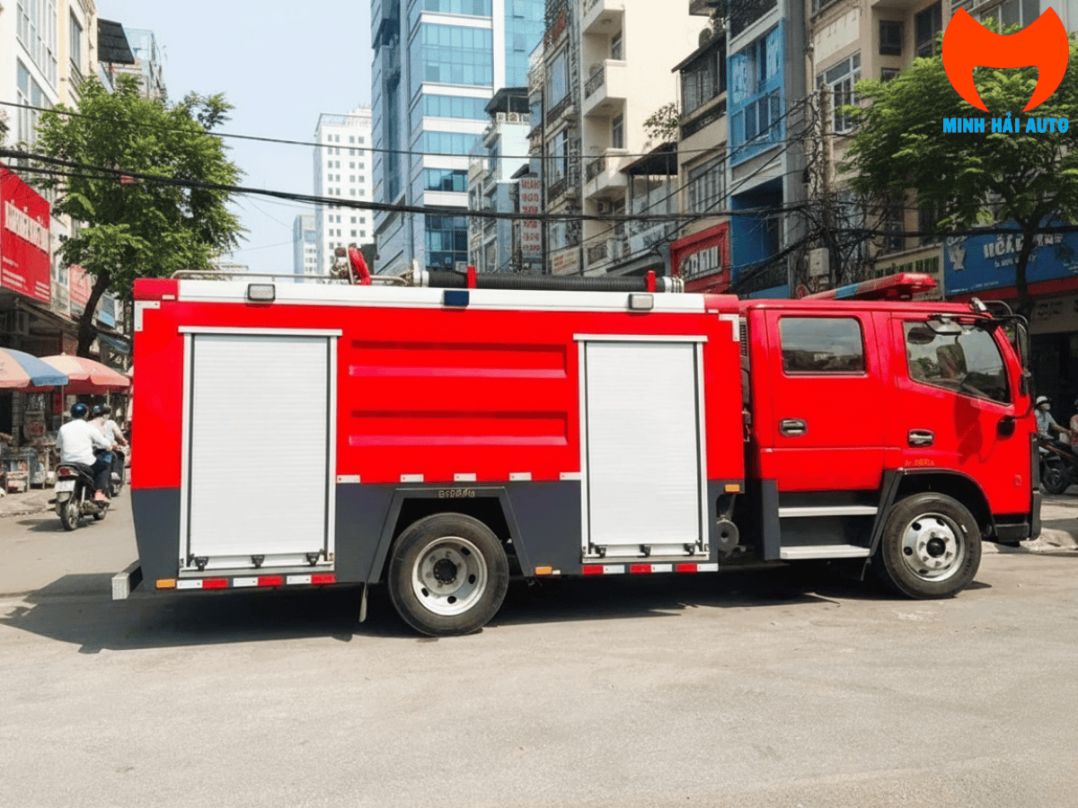 Cận cảnh hệ thống bơm chữa cháy CB1030-XZ công suất lớn và bảng điều khiển hiện đại được trang bị trên xe cứu hỏa Dongfeng 5 khối.