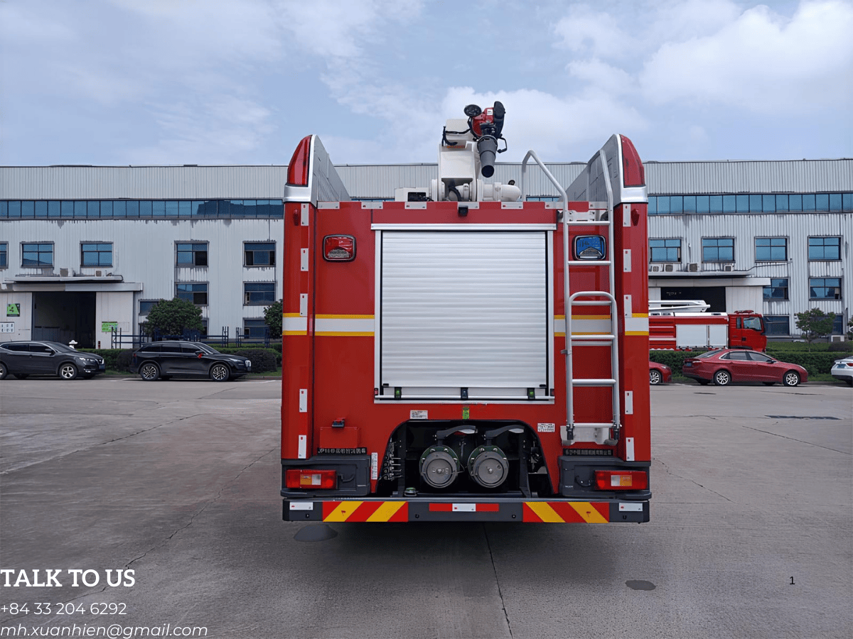 Cận cảnh hệ thống bơm và điều khiển của xe chữa cháy có thang 20m.