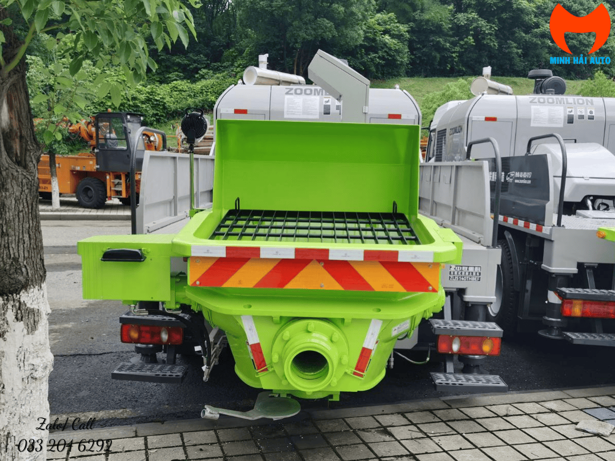 Cận cảnh hệ thống bơm và phễu chứa của xe bơm bê tông tự hành 16 MPa, thể hiện hiệu suất bơm cao.