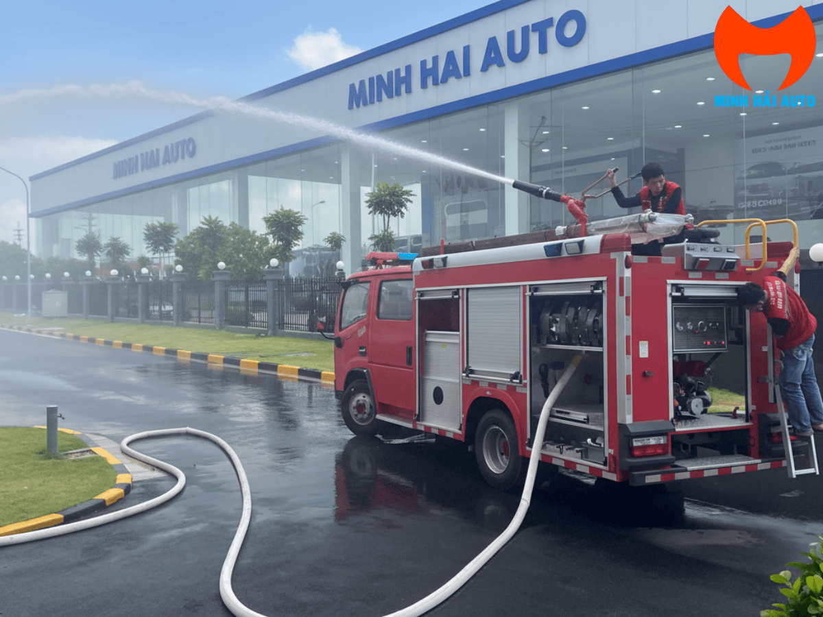 Cận cảnh hệ thống bơm và vòi phun công nghệ CAFS hiện đại được trang bị trên xe cứu hỏa, giúp tăng hiệu quả dập lửa.