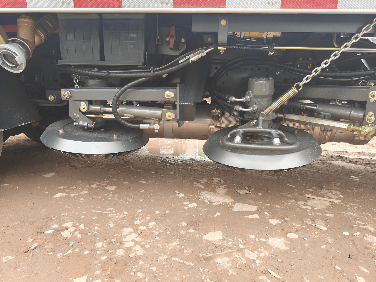 Cận cảnh hệ thống chổi trung tâm và vòi hút chữ W của xe quét rác hút bụi 4.5 khối.