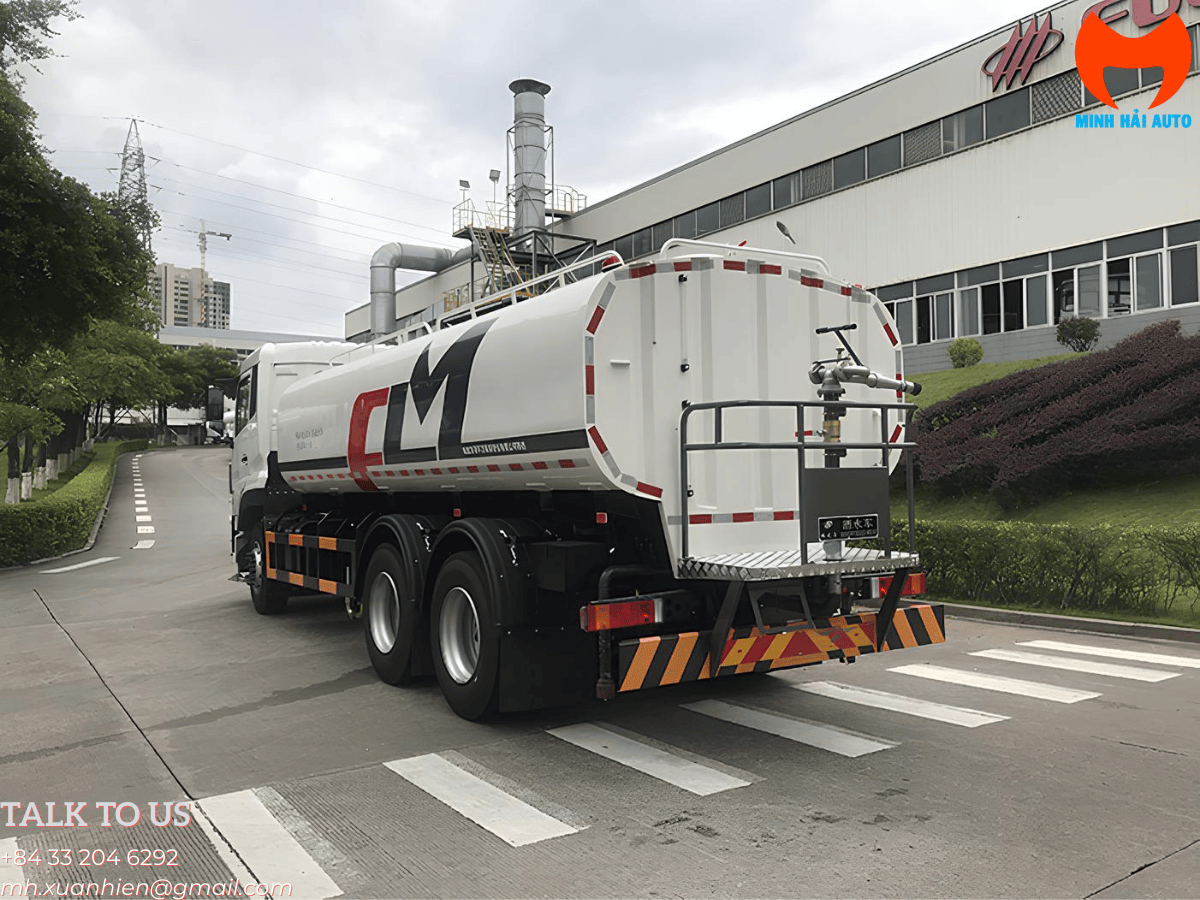 Cận cảnh hệ thống vòi phun và súng phun nước áp lực cao trên xe phun nước rửa đường 15 khối Fulongma.