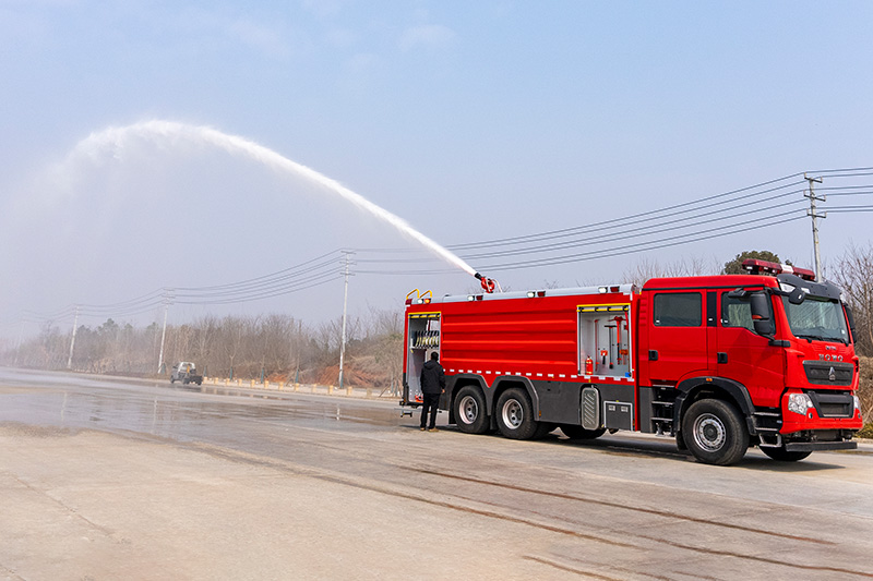 Cận cảnh lăng phun nóc PL848 linh hoạt trên xe chữa cháy 10 khối.