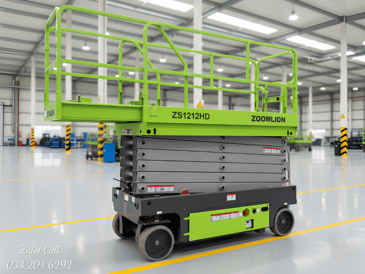 Cận cảnh sàn thao tác rộng rãi của xe nâng cắt kéo 14m Zoomlion ZS1212HD với tải trọng 350kg.