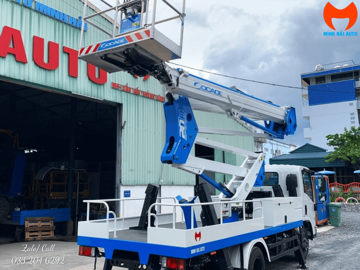 Cận cảnh thang nâng người Socage model A314 được lắp đặt hoàn thiện trên xe tải Isuzu QKR, thể hiện sự kết hợp giữa công nghệ Ý và xe cơ sở Nhật Bản.