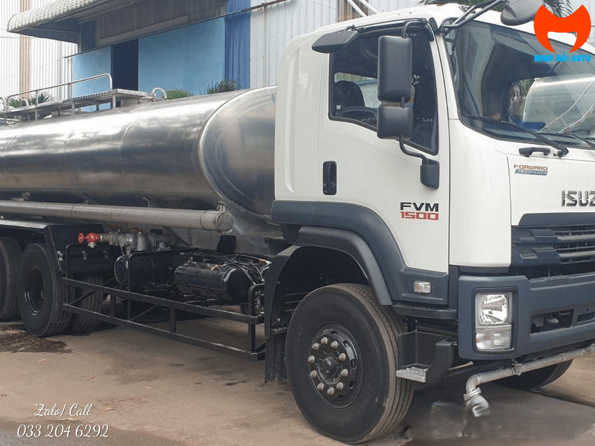 Cận cảnh xe bồn chở nước sạch Isuzu 9 khối với hệ thống bép phun sương phía sau, chuẩn bị làm mát đường nhựa.