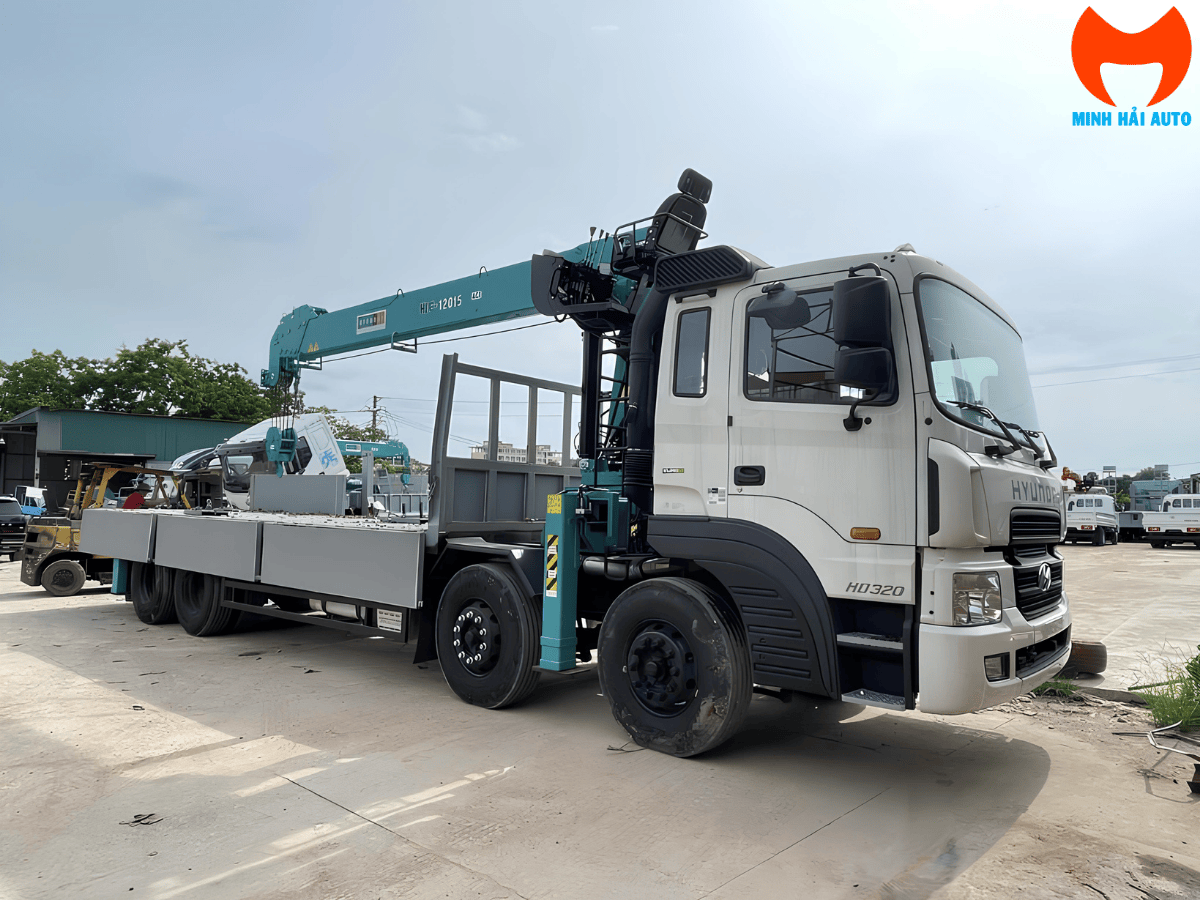 Cận cảnh xe cẩu tự hành 12 tấn Hyundai HD320 đang nâng cấu kiện bê tông tại công trường xây dựng.