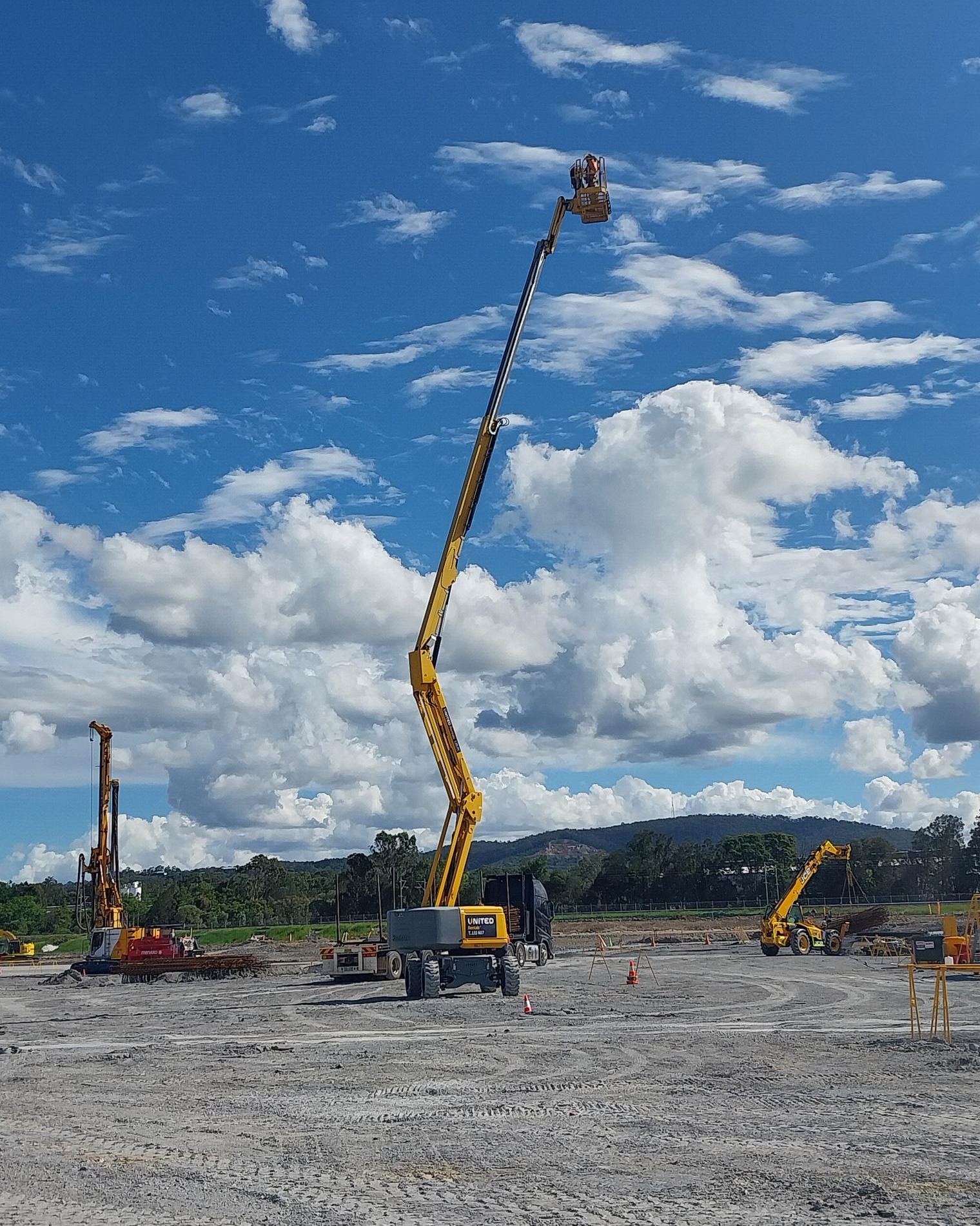 Cận cảnh xe nâng người địa hình Haulotte HA20RTJ với chiều cao làm việc 20.6m và tầm với ngang 12.2m.