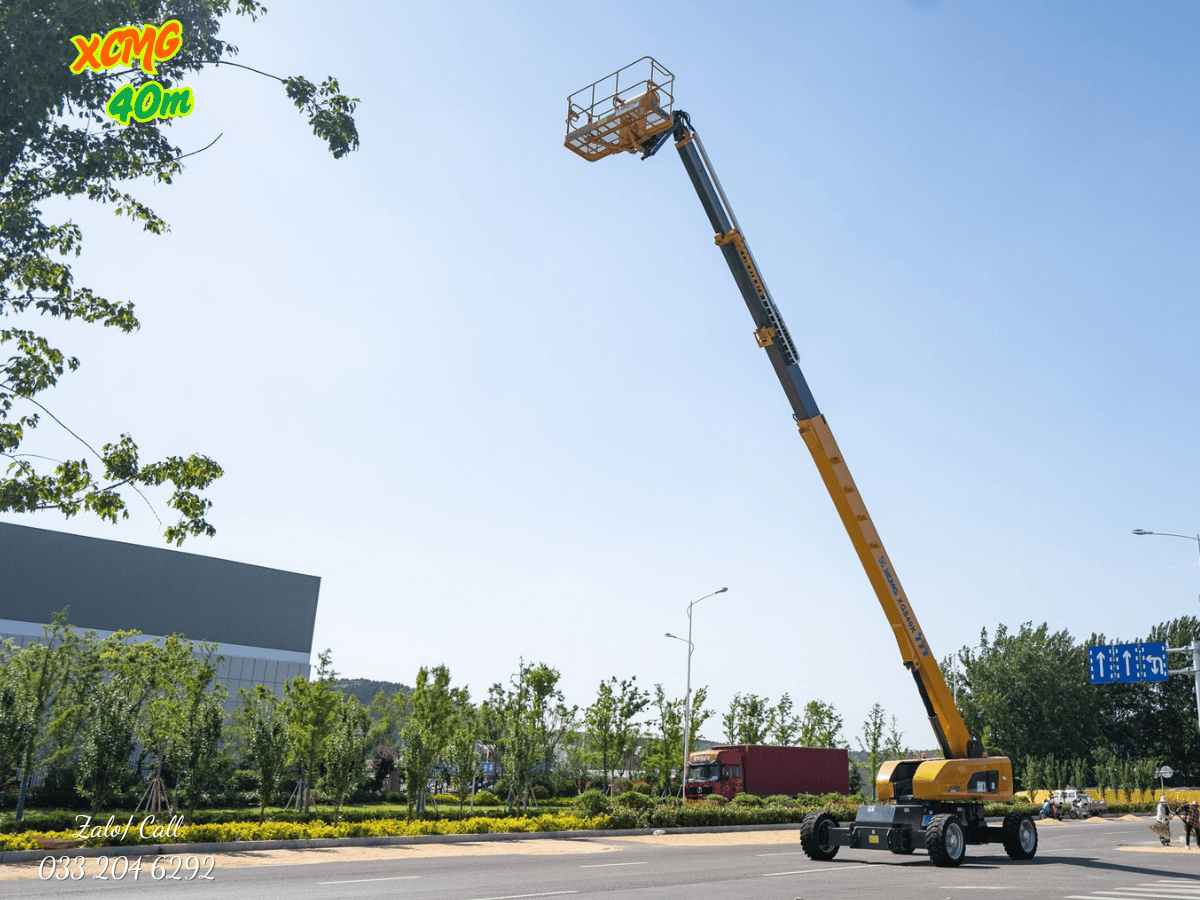 Cận cảnh xe nâng người XCMG 40m đang được sử dụng để bảo trì hệ thống phòng cháy chữa cháy (PCCC) trên cao trong một nhà xưởng công nghiệp hiện đại.