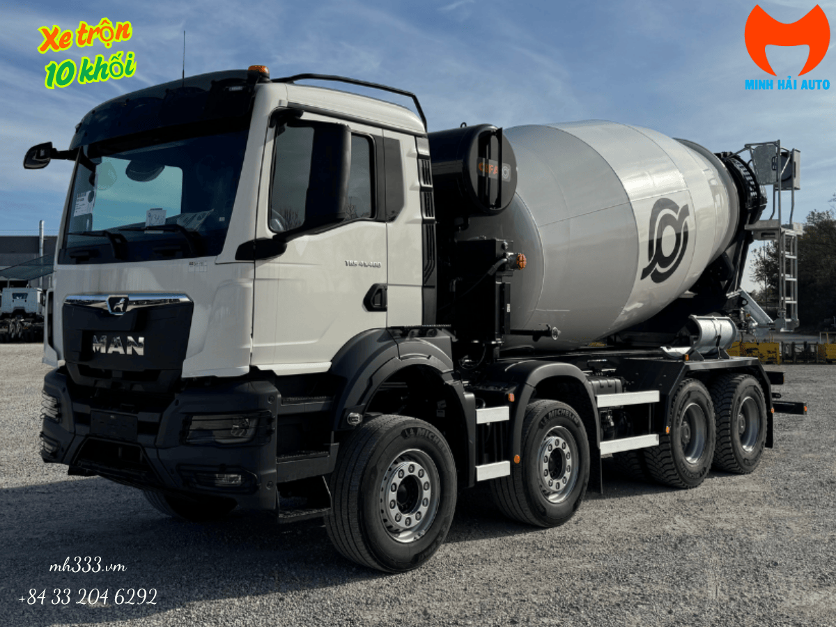 Cận cảnh xe tải trộn bê tông MAN TGS 41.400 màu trắng, 4 trục, với bồn trộn CIFA dung tích 10m3, thể hiện sự mạnh mẽ và bền bỉ.