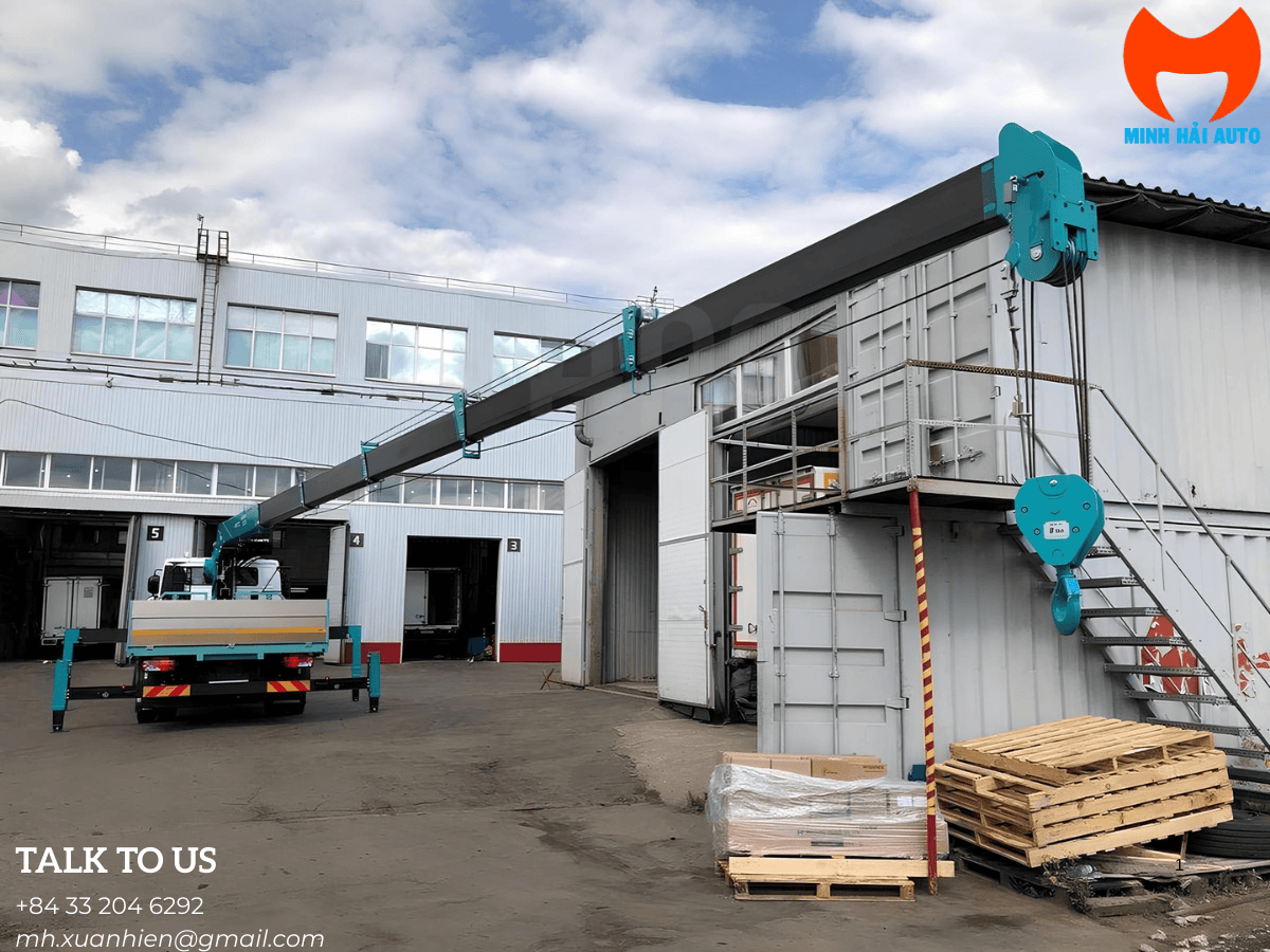 Cần cẩu tự hành 8 tấn Hyundai HLC-8016 đang vươn dài tại công trường.