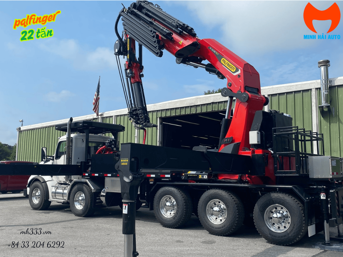 Cẩu gập palfinger PK 65002 SH đang được lắp đặt trên xe tải chuyên dùng tại xưởng Minh Hải Auto.