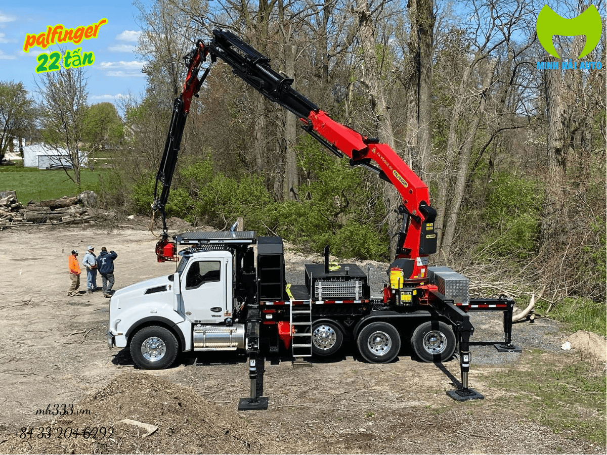 Cẩu gập palfinger PK 65002 SH đang nâng một cấu kiện bê tông tại công trường xây dựng.
