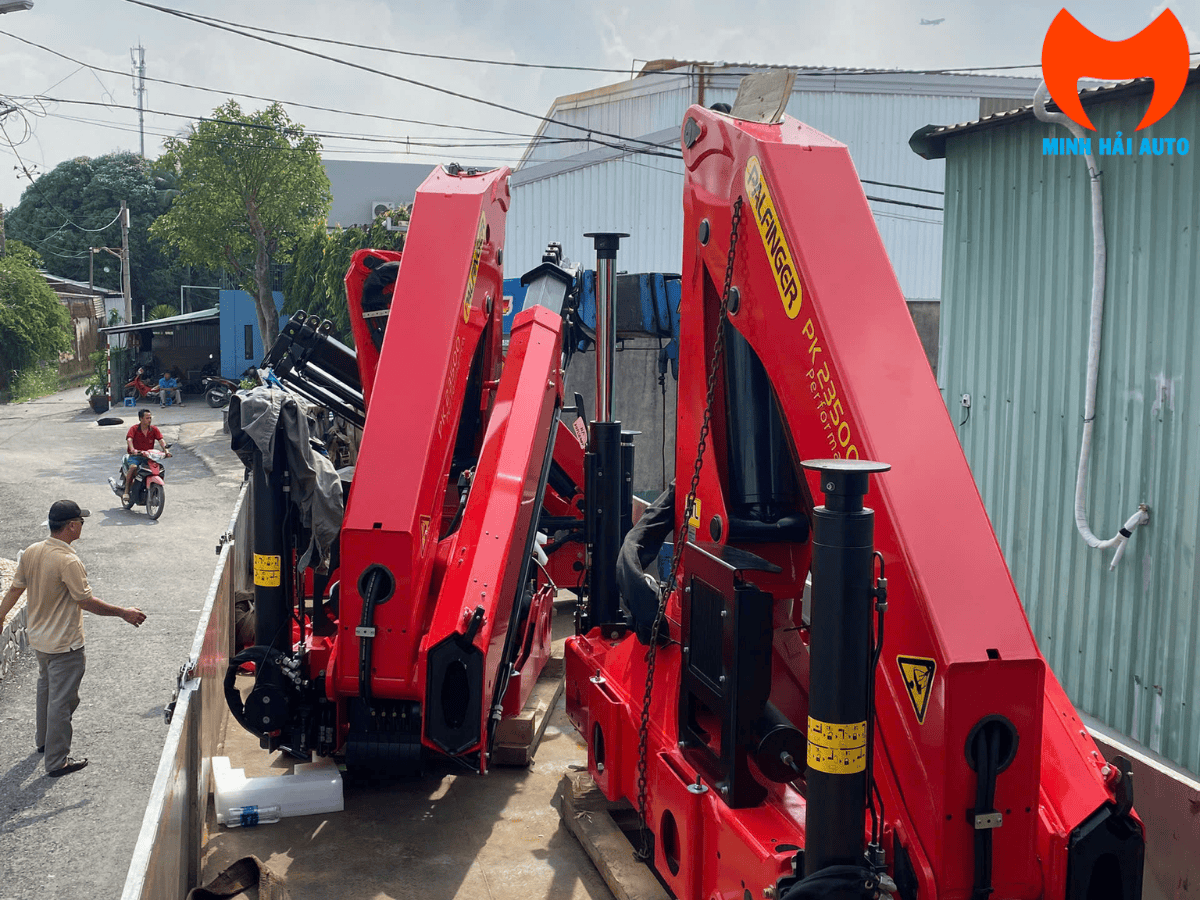 Cẩu hạng nặng Palfinger PK 65002 22 tấn gắn trên xe tải chuyên dụng, thể hiện sức nâng vượt trội với một cấu kiện bê tông