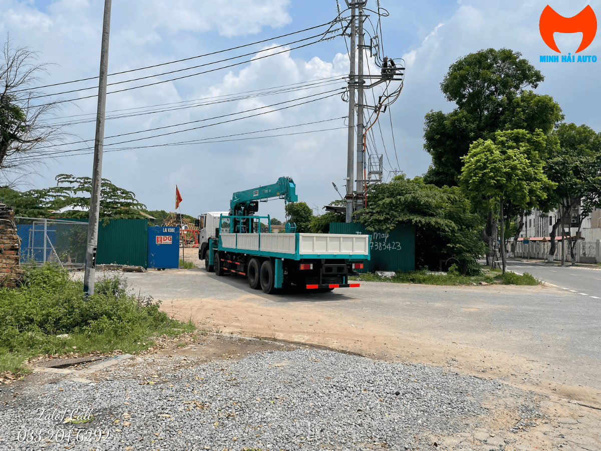 Cẩu HLC-12015ACE đang thực hiện nâng các cấu kiện bê tông trong một dự án xây dựng thực tế.