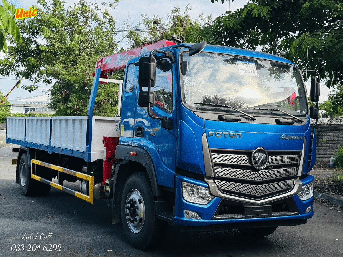 Cẩu Unic 3 tấn đã qua sử dụng (hàng bãi) đang được trưng bày, cho thấy sự khác biệt so với hàng chính hãng.