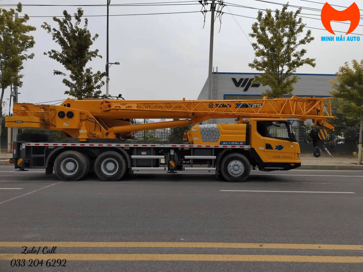 Cabin vận hành hiện đại của cẩu bánh lốp 25 tấn XCMG QY25K5D.