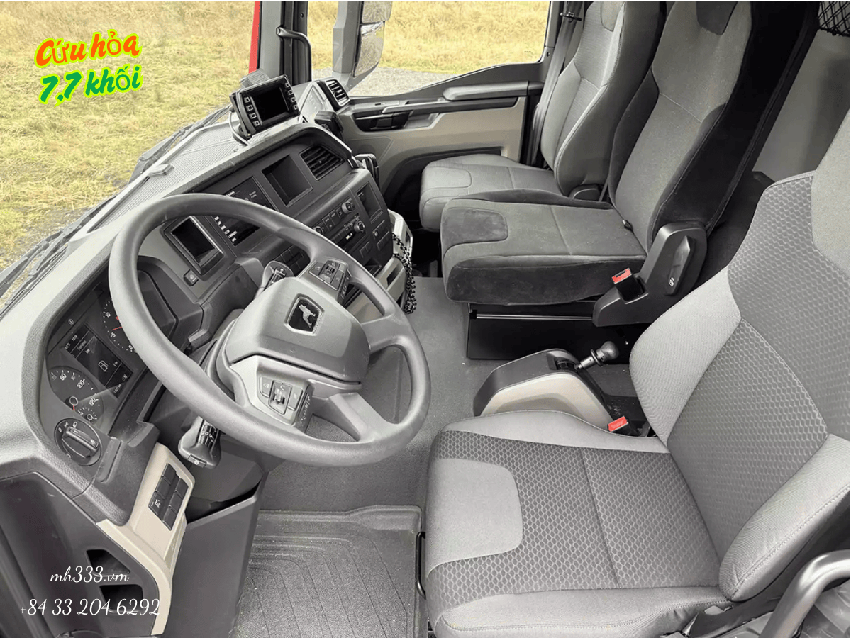 Chi tiết cabin và khung gầm của xe cứu hỏa 7.7 khối nền động cơ MAN, thể hiện sự chắc chắn.