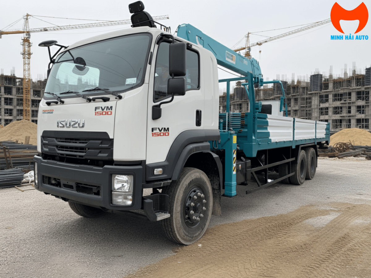 Chi tiết cabin xe tải Isuzu FVR34LE5 và thùng lửng dài 6.4 mét sau khi lắp đặt cẩu, sẵn sàng để chuyên chở hàng hóa.