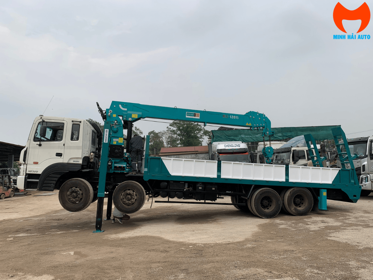 Chi tiết cần cẩu 12 tấn Soosan lắp trên xe tải Hyundai HD320, với các đốt cẩu đang vươn ra.