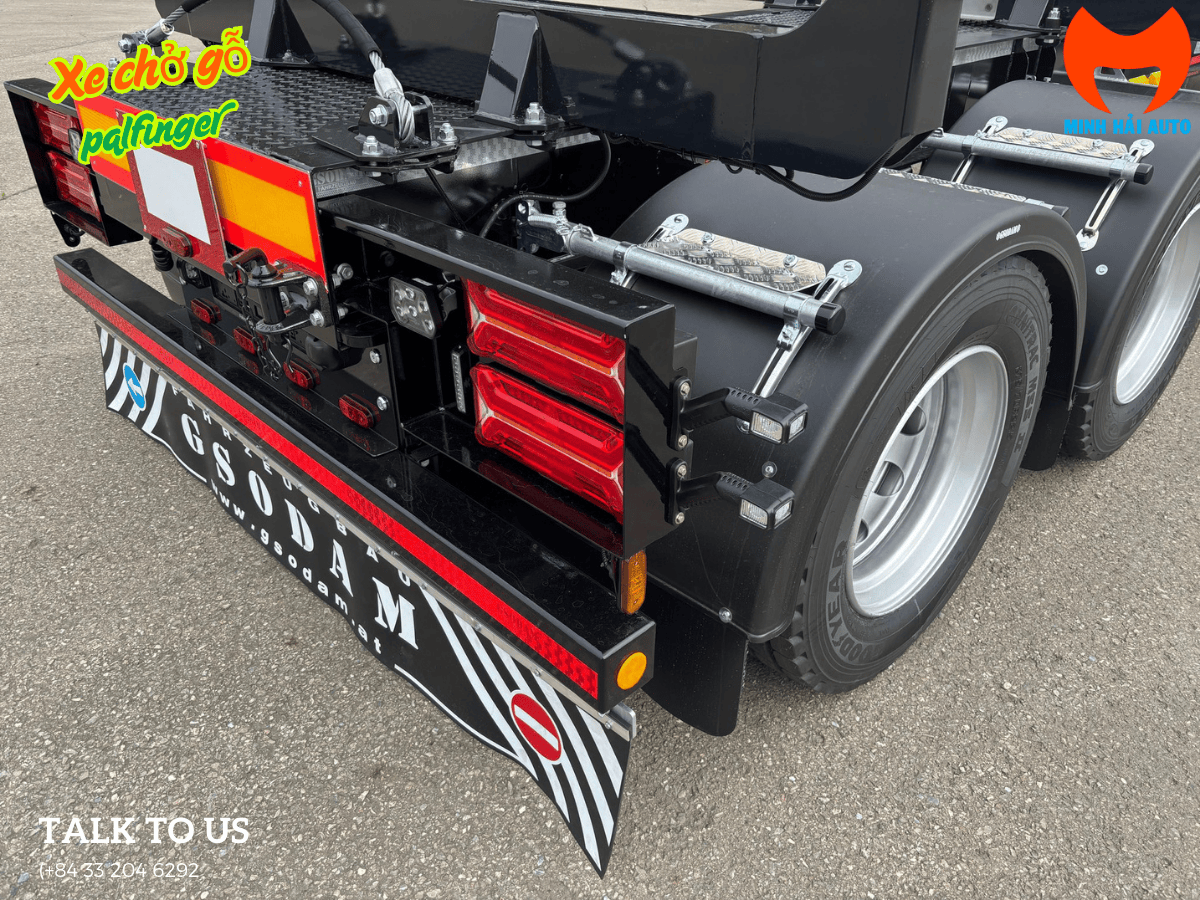 Chi tiết dàn conics hợp kim nhôm siêu nhẹ của xe đầu kéo gắn cẩu chở gỗ.