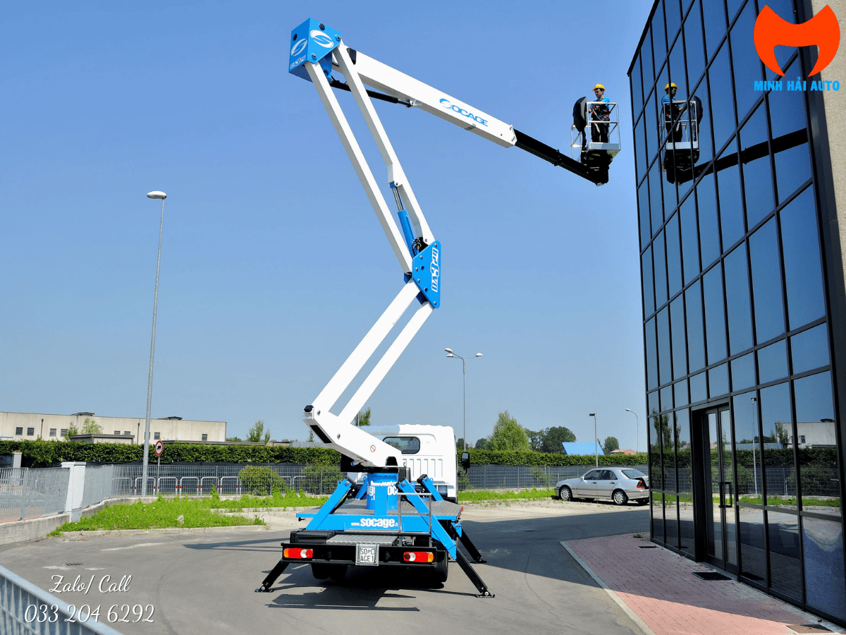 Chi tiết giỏ nâng và bảng điều khiển hiện đại của xe thang nâng người 24m Socage DA324.