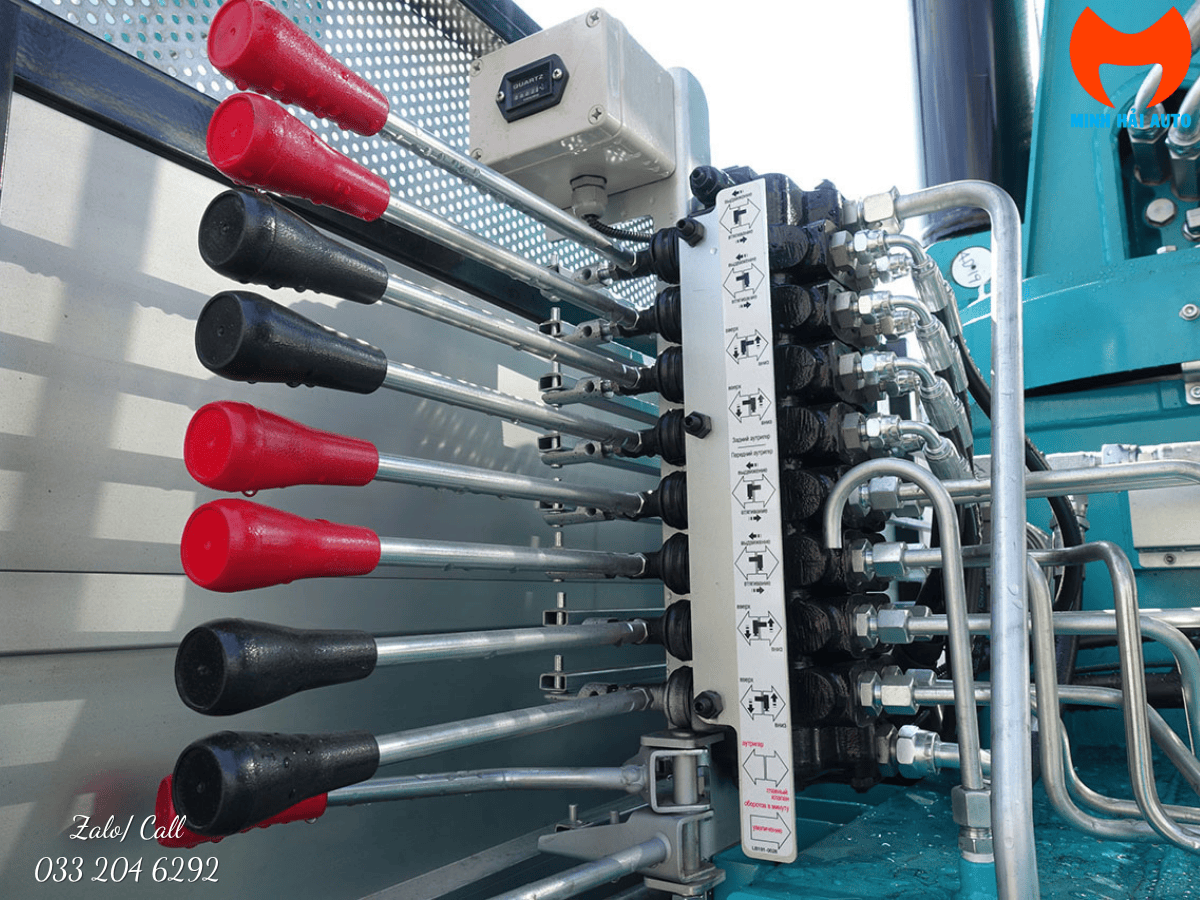 Chi tiết hệ thống điều khiển và chân chống thủy lực của xe cẩu tự hành Isuzu 6 tấn đảm bảo vận hành an toàn.