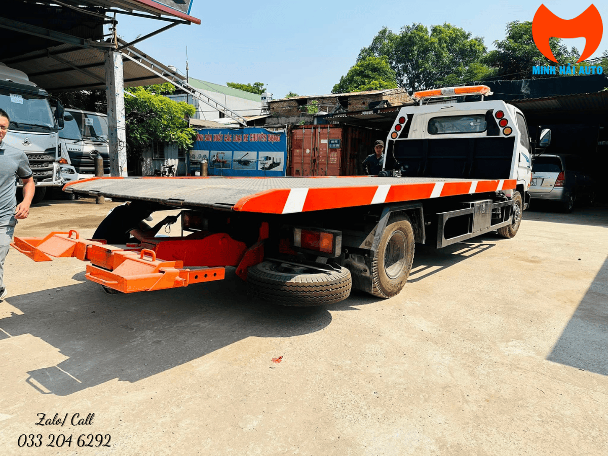 Chi tiết hệ thống tời kéo thủy lực và mặt sàn của ô tô kéo chở xe Hyundai 110XL.