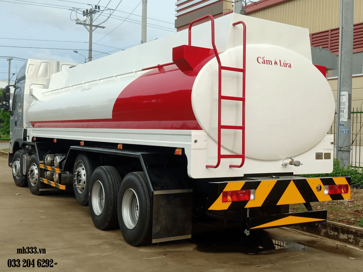 Chi tiết hệ thống van xả và đường ống của xe téc chở xăng dầu 26 khối Chenglong.