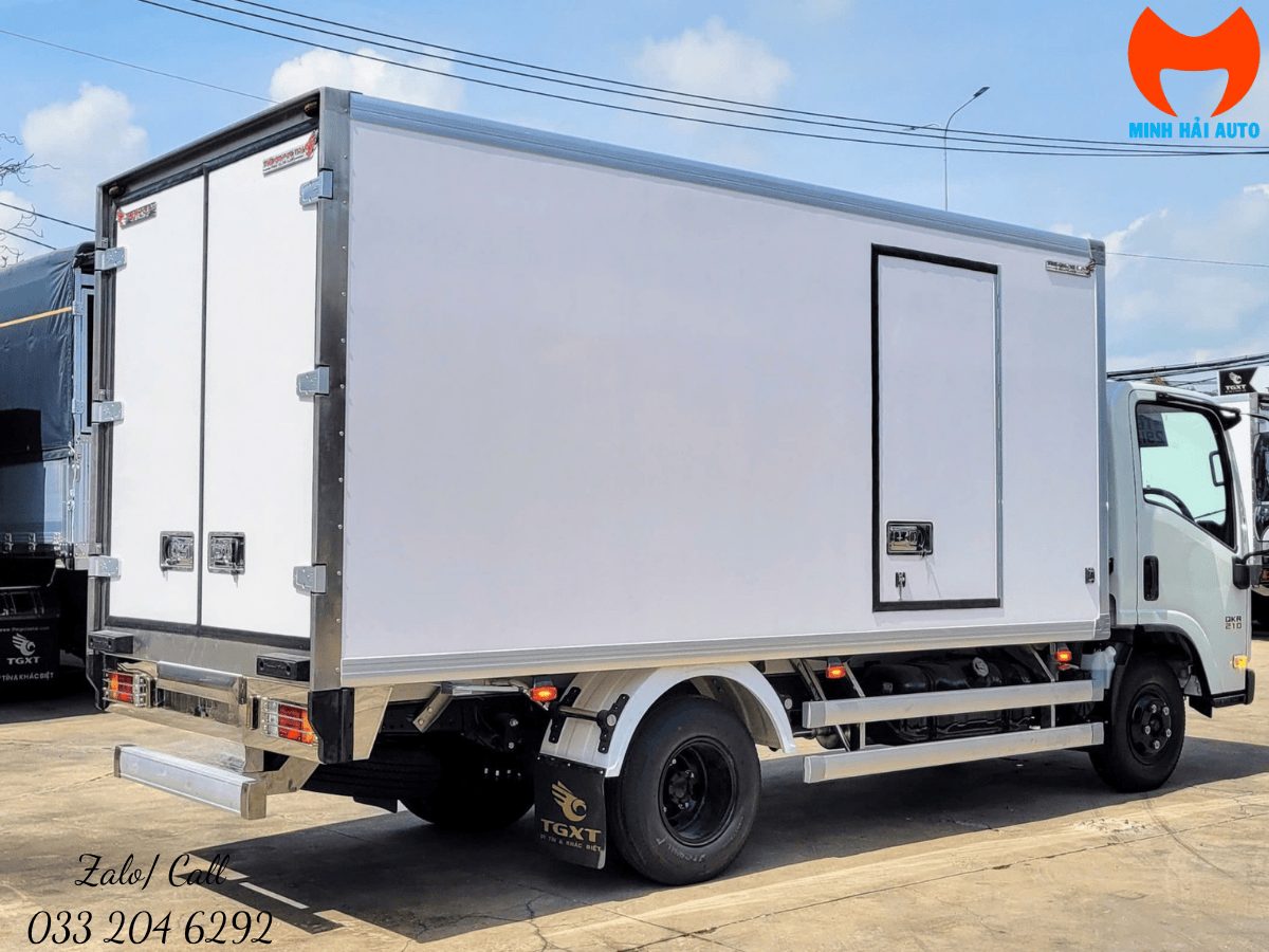 Chi tiết kết cấu bên trong thùng của xe đông lạnh 2 tấn Isuzu.