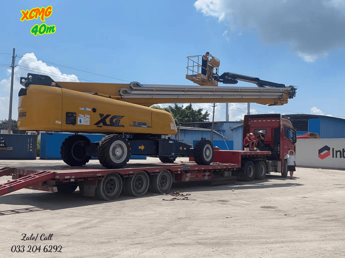 Chi tiết khớp nối Z-boom và cần lồng telescopic của xe nâng người XCMG 40m, cho thấy kết cấu cơ khí linh hoạt và chắc chắn.
