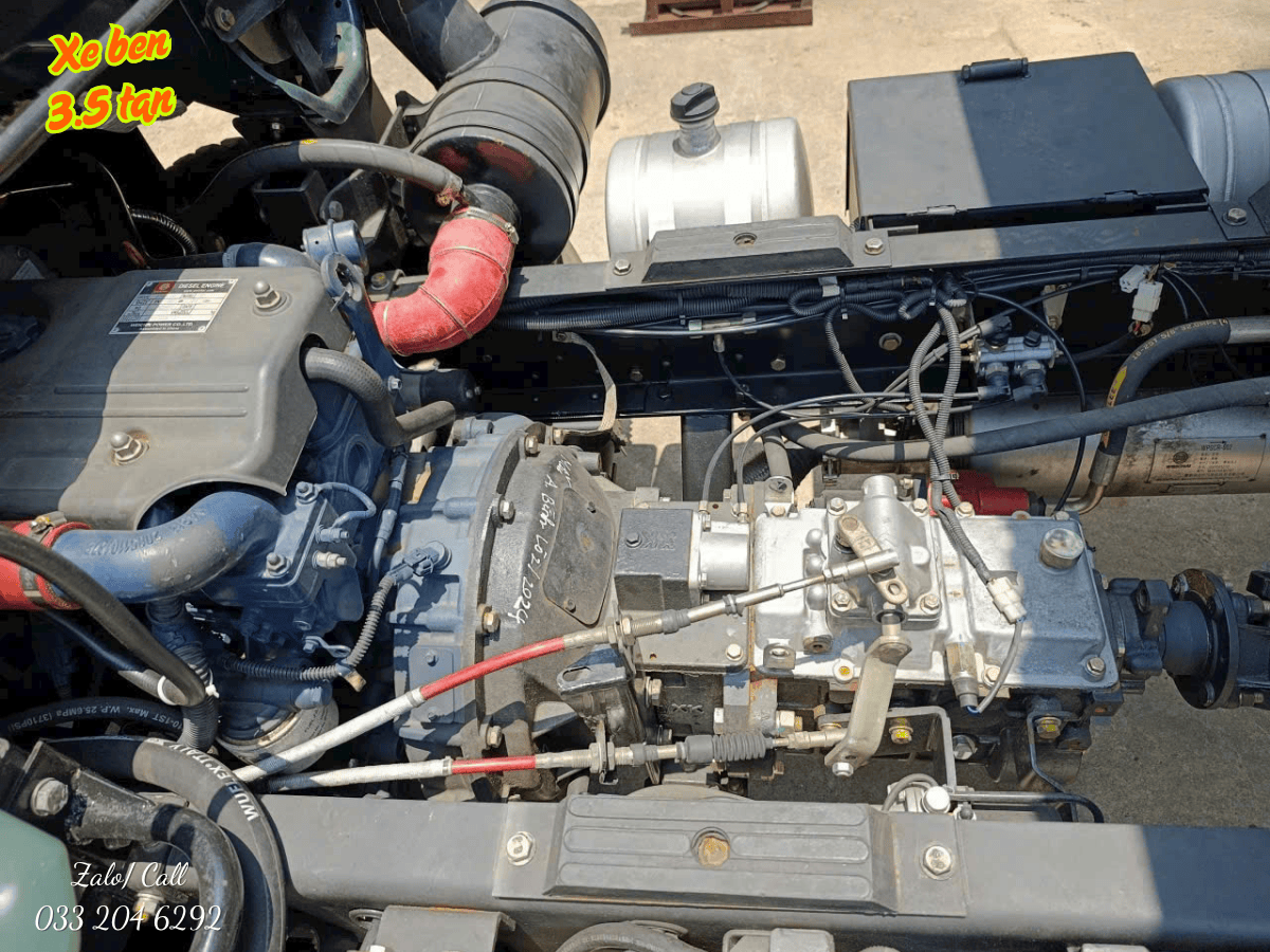 Chi tiết thùng ben của xe tải ben Hoa Mai 3.48 tấn, thể hiện kết cấu vững chắc và hệ thống ty ben thủy lực.