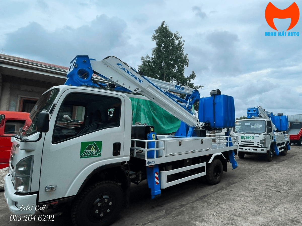 Công nhân đang làm việc an toàn trên giỏ của xe nâng người Socage, với hệ thống điều khiển và lan can bảo vệ chắc chắn.