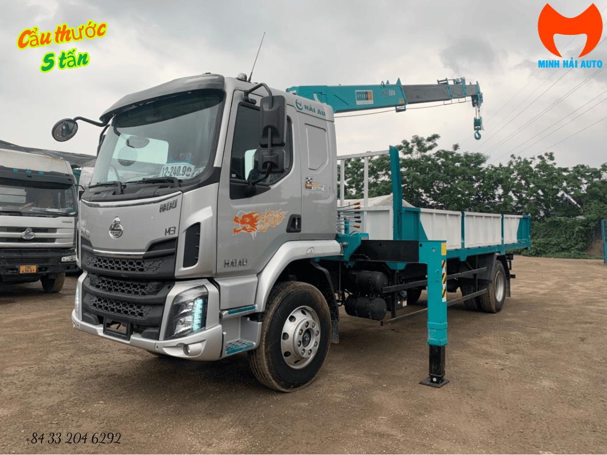 Dàn xe tải gắn cẩu tự hành 5 tấn đang được bàn giao tại Minh Hải Auto.