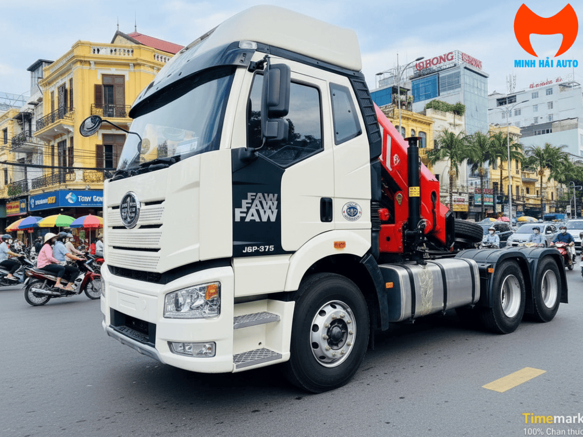 Đầu kéo FAW CA4250P 6x4 màu trắng lắp cẩu gập robot Palfinger PK 23500 màu đỏ