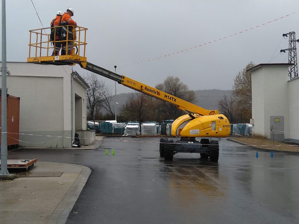 Đội ngũ kỹ thuật Minh Hải đang kiểm tra xe nâng người 14m