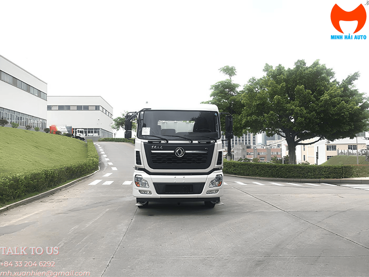 Đội ngũ kỹ thuật viên của Minh Hải Auto đang kiểm tra xe phun nước rửa đường 15 khối trước khi bàn giao.