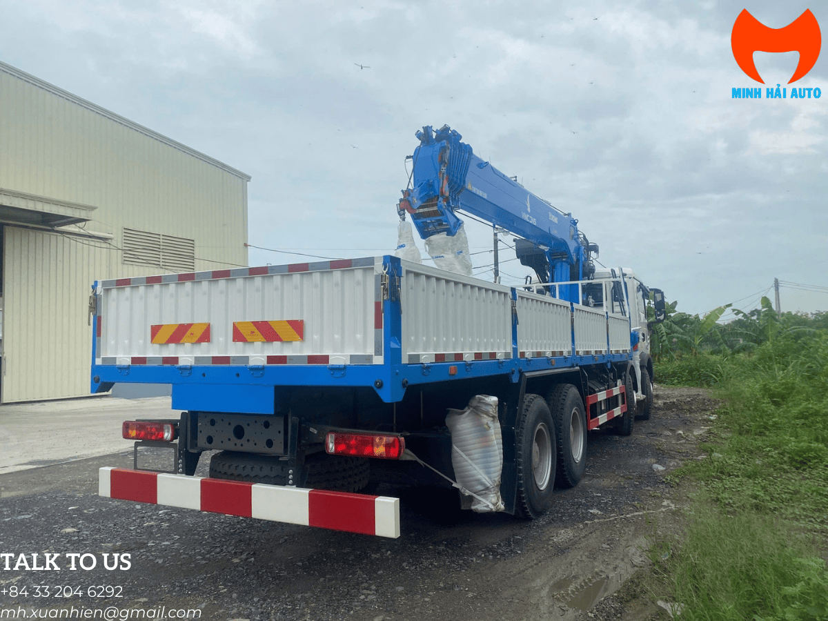 Đội ngũ kỹ thuật viên đang bảo dưỡng định kỳ cho xe tải gắn cẩu 20 tấn.