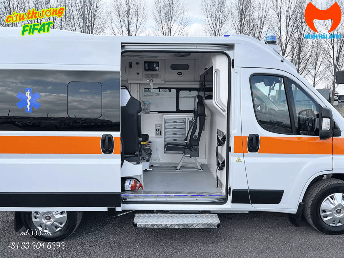 Ghế ngồi TAF LINER dành cho nhân viên y tế trên xe cứu thương Fiat Ducato, thể hiện sự tiện nghi và an toàn.