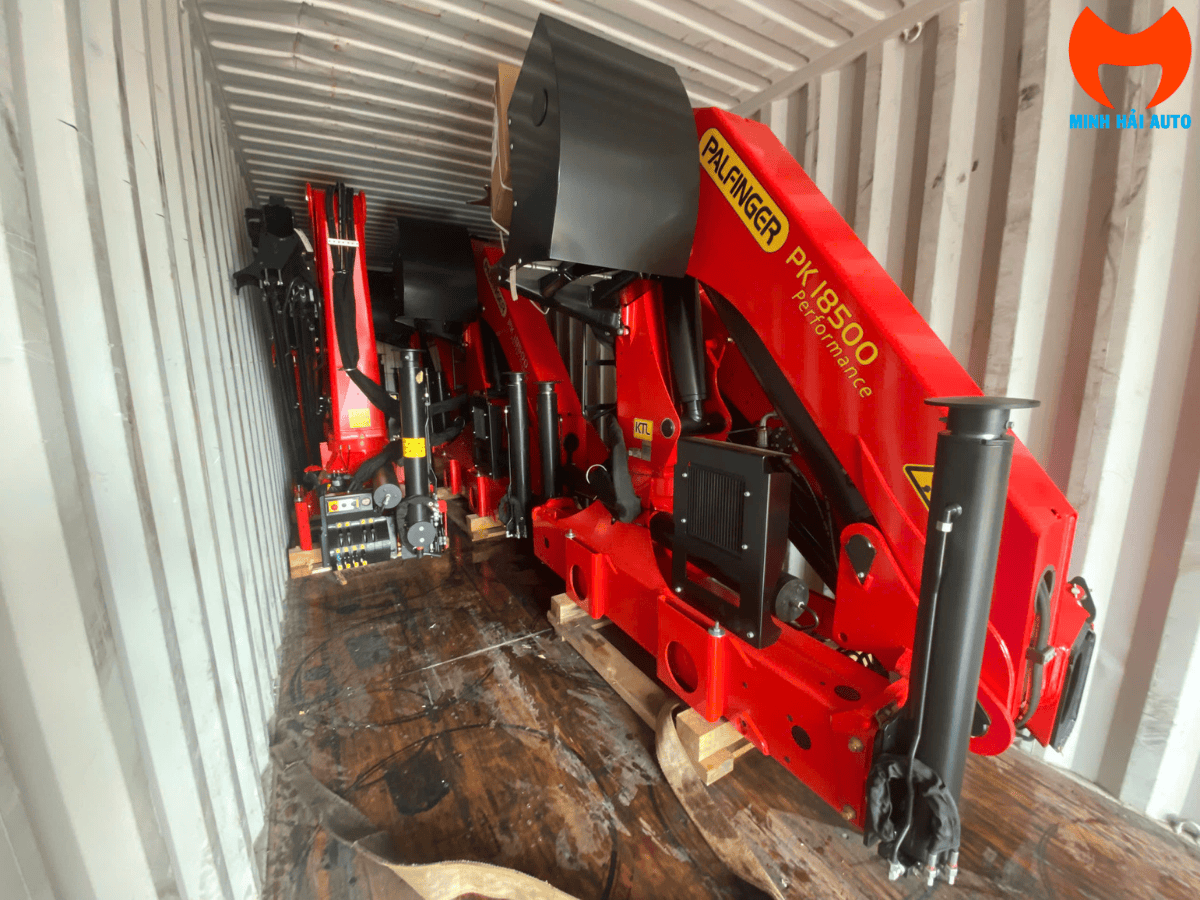 Giao diện một phần mềm Fleet Management đang hiển thị thông tin của nhiều xe cẩu