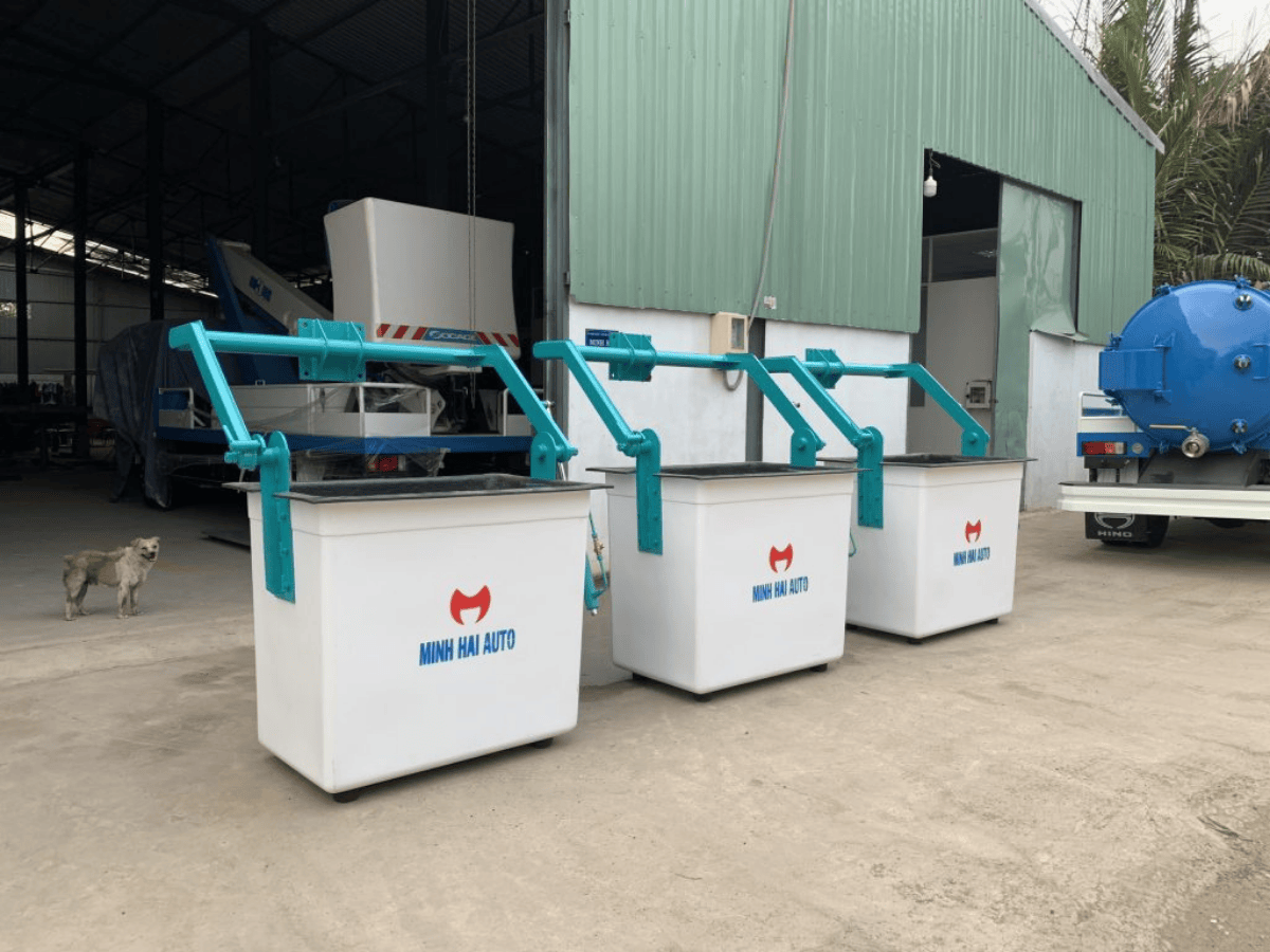 Giỏ nâng người bằng sắt màu đỏ, kết cấu khung thép chắc chắn, có hộp giảm tốc quay tay và xi lanh cân bằng giỏ, sẵn sàng lắp đặt trên cẩu tự hành.