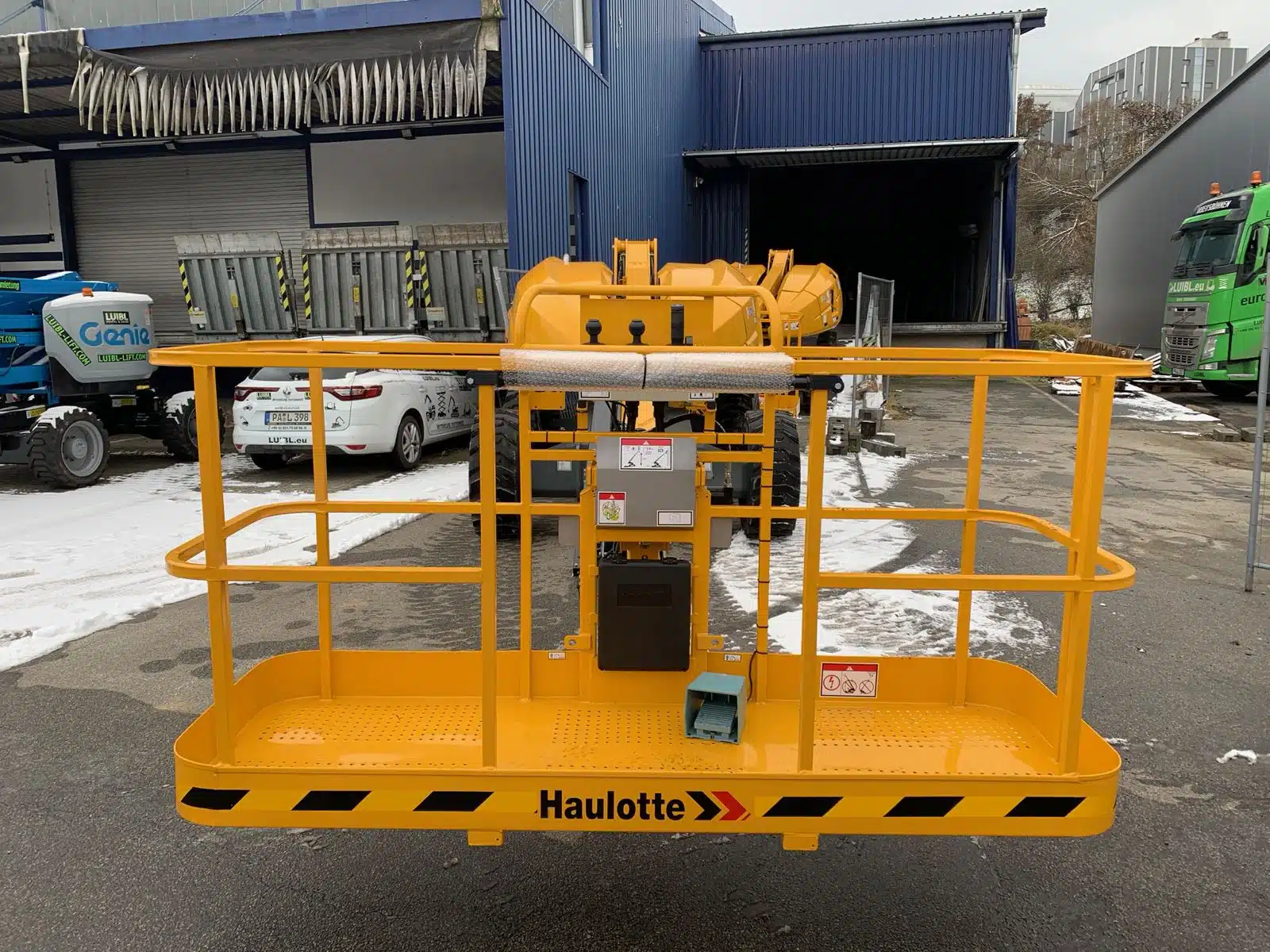 Xe nâng người 14m đang được sử dụng để bảo trì nhà xưởng.