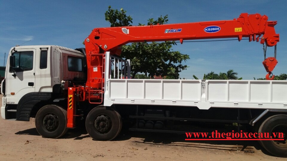 Xe tải cẩu 10 tấn Hyundai gắn cẩu Kanglim đang làm việc